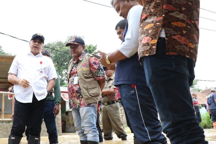 Bupati Tangerang Zaki Iskandar pantau banjir. (Ist)