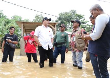 Bupati Zaki Tinjau Korban Banjir di Cisoka dan Solear
