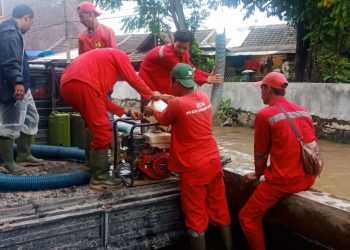 Tangani Banjir, DPU Tangsel Terjunkan Pompa Air dan Perahu Karet