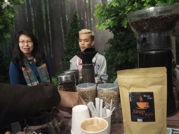 Kopi gratis di booth bakti BCA di BCA Expoversary 2020. (RAY)