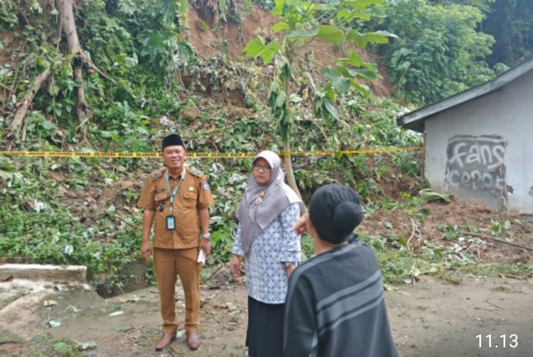 Sekretaris Komisi II DPRD Paramitha Messayu saat meninjau lokasi longsor. (Ist)