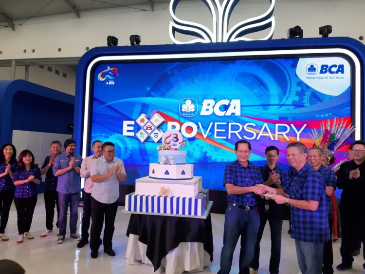 Pembukaan BCA Expoversry 2020 sekaligus pemotongan kue di HUT BCA ke-63. (RAY)