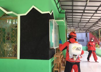 Antisipasi Penyebaran Virus Corona, ACT-MRI Semprot Disinfektan di Masjid