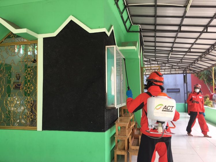 Petugas dari ACT Tangerang Raya menyemprot disinfektan di masjid. (IST)