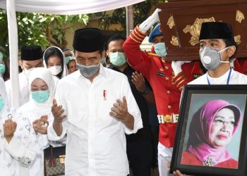 Presiden Jokowi Antar Jenazah Almarhumah Ibunda ke Tempat Peristirahatan Terakhir