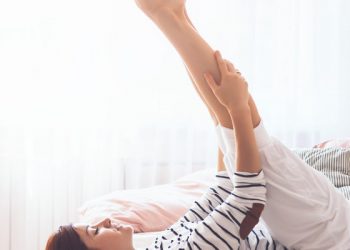 7 Gerakan Peregangan di Atas Kasur usai Bangun Tidur