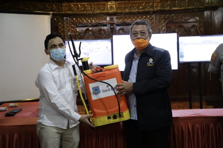 Penyerahan bantuan alat kesehatan dari BJB. (IST)