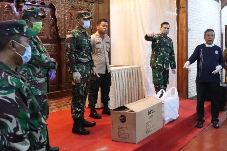 Penyerahan bantuan APD dari Pangdam Jaya. (PHD)
