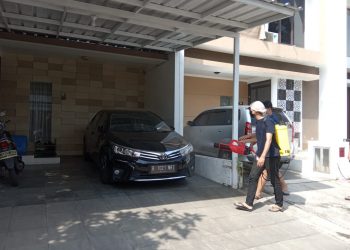 Patut Dicontoh, Sekelompok Remaja di Tangsel Keliling Komplek Semprot Disinfektan