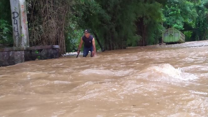 Luapan Kali Angke di Serpong, Kota Tangsel. (PHD)