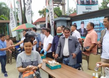DPRD Tangsel Bagikan Ribuan Hand Sanitizer ke Pengendara Motor dan Warga