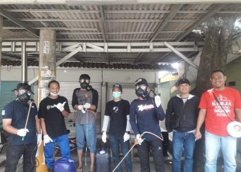 Cegah Penyebaran Virus Corona, Pemuda di Kelurahan Muncul Keliling Rumah Warga Semprot Disinfektan