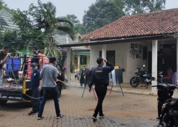Lawan Corona, Karang Taruna Kelurahan Lengkong Wetan Semprot Disinfektan ke Rumah Warga