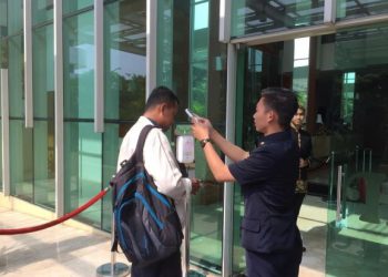 Cegah Virus Corona, Tamu Hotel Santika BSD Teras Kota Periksa Suhu Tubuh