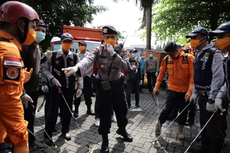 Penyemprotan disinfektan di Tangsel. (IST)