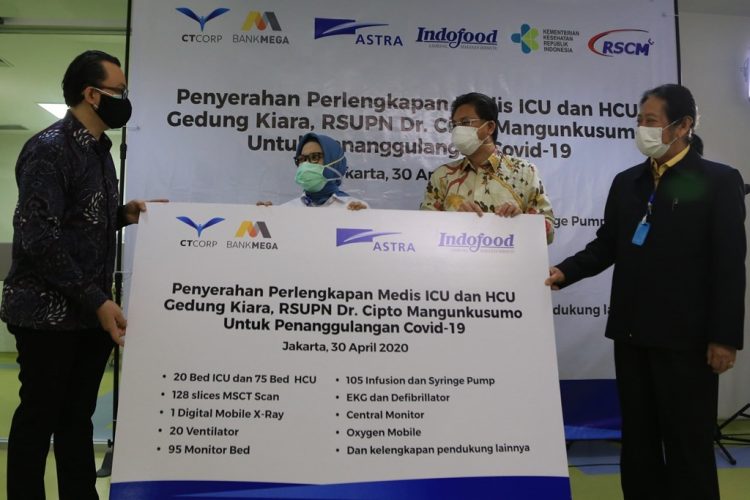 Penyerahan bantuan alat kesehatan dari Astra untuk RSCM dalam percepatan penanganan covid-19.
