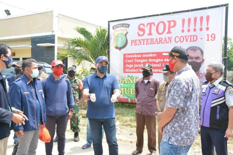 Bupati Tangerang saat memantau check point di Teluknaga. (IST)