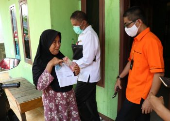 Pendistribusian Bantuan Sosial Tunai dari Kemensos Door to Door