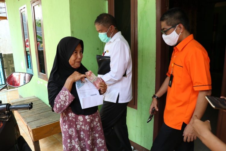 Distribusi bantuan sosial tunai kepada warga penerima manfaat. (IST)