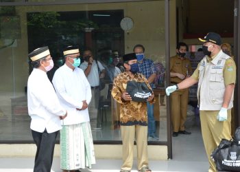 Bupati Zaki Bagikan Ribuan Paket Sembako untuk Ustadz dan Guru Mengaji