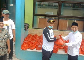 Mustopa Bagikan Paket Bansos untuk Warga yang Terdampak Ekonomi