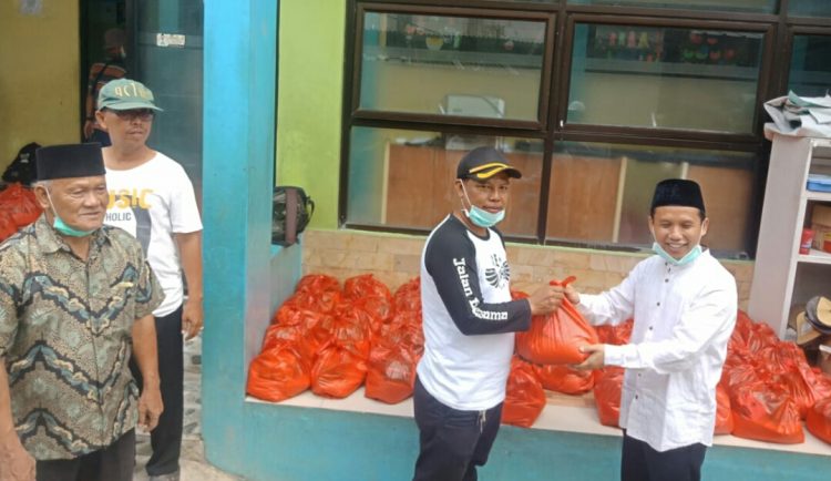Wakil Ketua DPRD Kota Tangerang Selatan (Tangsel), Mustopa membagikan paket bantuan sosial berupa sembako ke warga yang terdampak secara ekonomi akibat pandemi virus Corona di lingkungan Kelurahan Jurang Mangu Barat, Pondok Aren, Kota Tangsel, Jumat (03/04/2020) pagi.