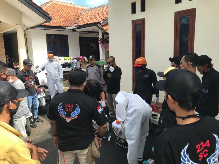 Komunitas 234 Solidarity Community (SC) Regional Wilayah Kota Tangerang Selatan membantu masyarakat terdampak Covid-19 dengan melakukan penyemprotan disinfektan di Pamulang Timur, Sabtu (11/4/2020).