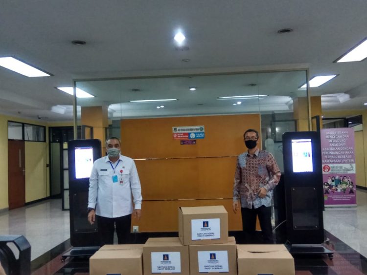 Presiden Direktur PT Paramount Land, Ervan Adi Nugroho (kiri) menyerahkan bantuan paket sembako ke Bupati Tangerang Ahmed Zaki Iskandar. (RAY)