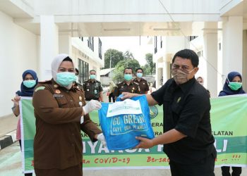 H-1 PSBB di Tangsel, Kejari Tangsel Bagikan Sembako dan Masker