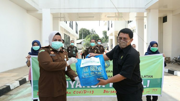 Pembagian paket sembako di Kejari Tangsel. (PHD)