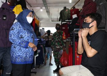 Bupati Zaki Bagikan Hand Sanitizer dan Sabun Cair, Camat Kelapa Dua Tegur Warga Tak Pakai Masker