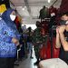 Bupati Zaki Bagikan Hand Sanitizer dan Sabun Cair, Camat Kelapa Dua Tegur Warga Tak Pakai Masker