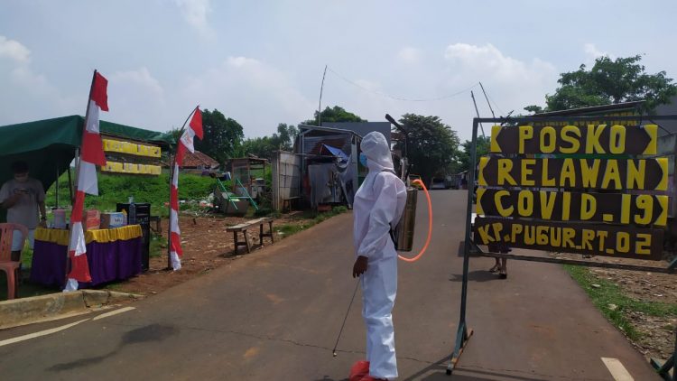 Posko Covid-19 di Kampung Pugur, Pagedangan, Kabupaten Tangerang.