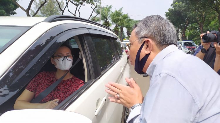 Wakil Walikota Tangsel memberikan teguran kepada pengendara mobil dalam penerapan PSBB. (PHD)