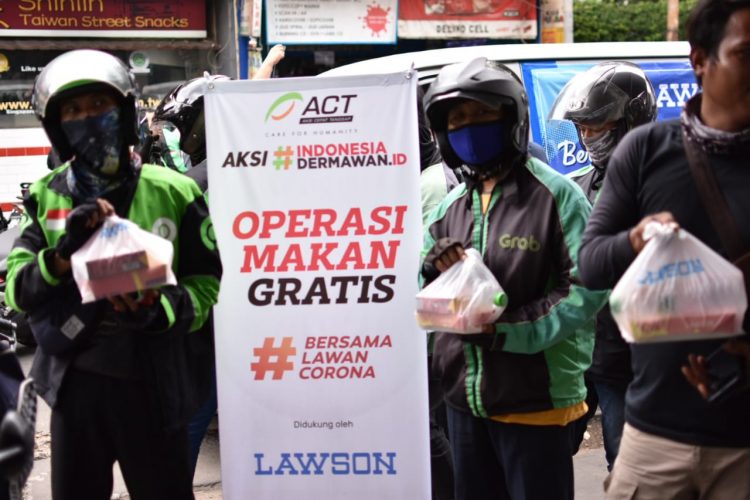 Pembagian operasi makan gratis ACT dan Lawson. (IST)