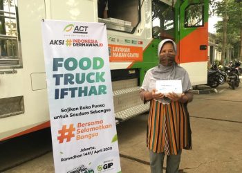 ACT Tangerang Raya dan MRI Bagikan 500 Paket Makanan Siap Saji untuk Warga Pra Sejahtera di Cilenggang