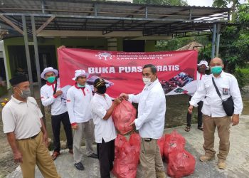 Relawan Indonesia Bersatu Lawan Covid-19 Bagikan Nasi Bungkus dan Buka Posko di Jambe