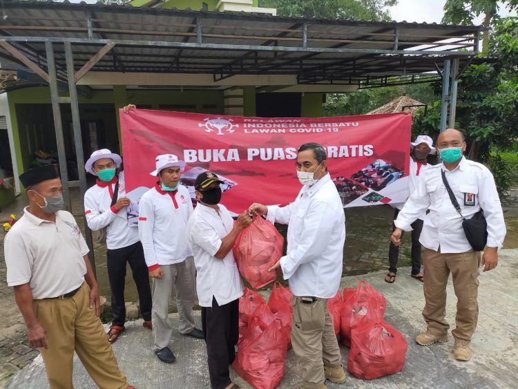Pembagian nasi bungkus dari Relawan Indonesia Bersatu Lawan Covid-19. (VHY)