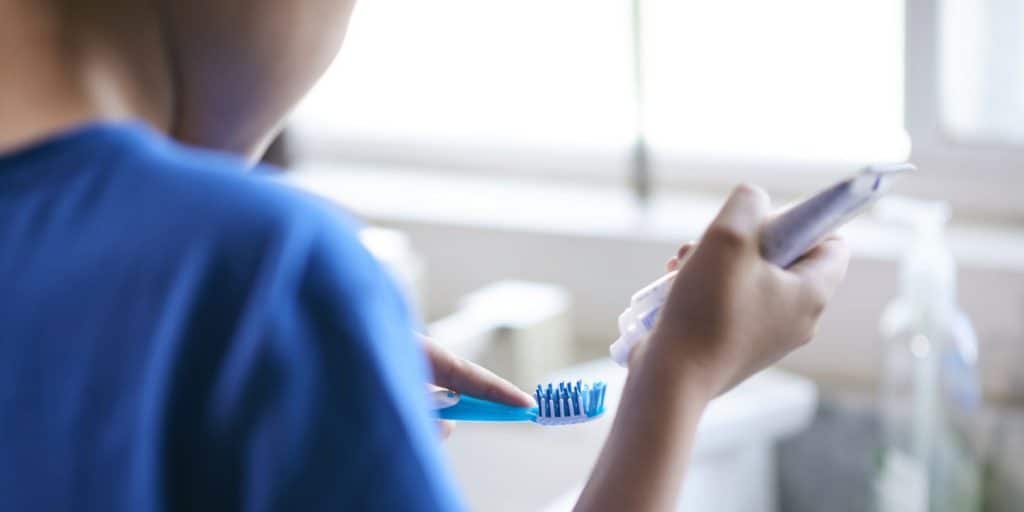 menyikat gigi sensitif