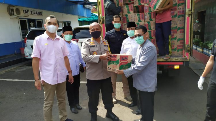 Penyerahan bantuan sembako dari Tangcity Mal. (IST)