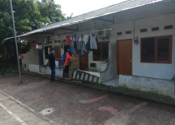 Putus Mata Rantai Corona, Indah Kiat Tangerang Semprot Disinfektan ke Rumah Warga dan Tempat Ibadah