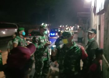 Cegah Wabah Corona, Kumpulan Pemuda Asyik Nongkrong Dibubarkan Paksa