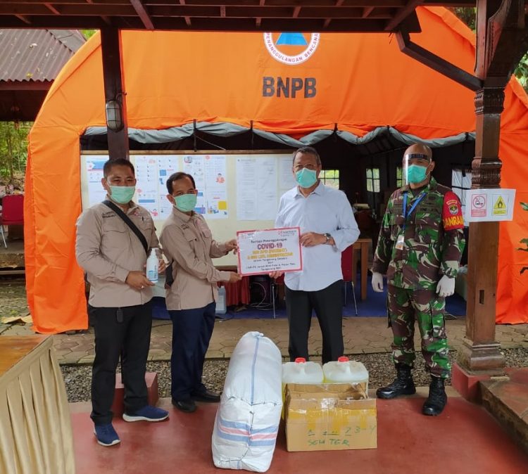 Penyerahan bantuan alat pelindung diri (APD) dari PT Indah Kiat Tangerang. (RAY)