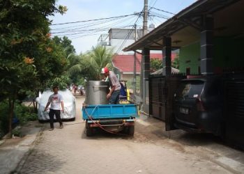 Lawan Corona, Warga Perumahan Sudirman Indah Gotong Royong Semprot Desinfektan dan Tutup Akses