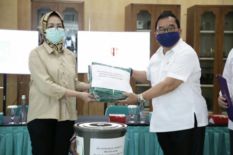 Ikatan Keluarga Alumni Lemhanas (IKAL) memberikan bantuan kepada Pemkot Tangsel berupa Alat Pelindung Diri (APD) disaat pandemi Covid-19, di Balai Kota Tangsel, Senin (13/4/2020).