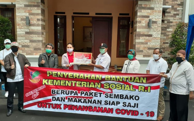 Kementerian Sosial memberikan 2.000 sembako dan 2.000 nasi kotak kepada warga Kelurahan Jombang, Ciputat, Tangsel