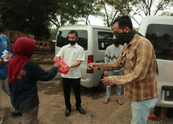 Pemulung di TPA Rawa Kucing Diberi Bantuan dari Wartawan