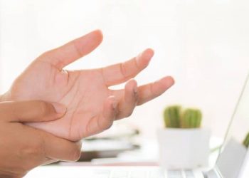 Tangan Sering Sakit Karena Terlalu Sering Mengetik? Berikut Cara Mengatasinya