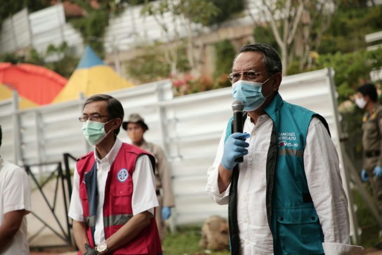 Wakil Walikota Tangsel Benyamin Davnie melepas kepulangan pasien ODP di Rumah Lawan Covid-19. (PHD)