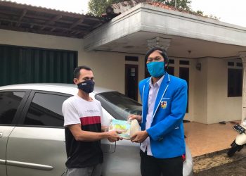 Bantu Korban PHK, KNPI Setu Berikan Bantuan Beras